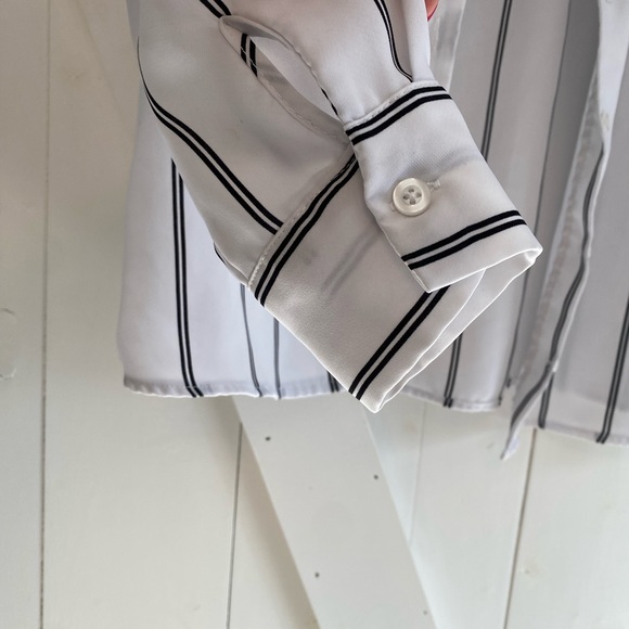 Dynamite Striped Blouse - Picture 3 of 5